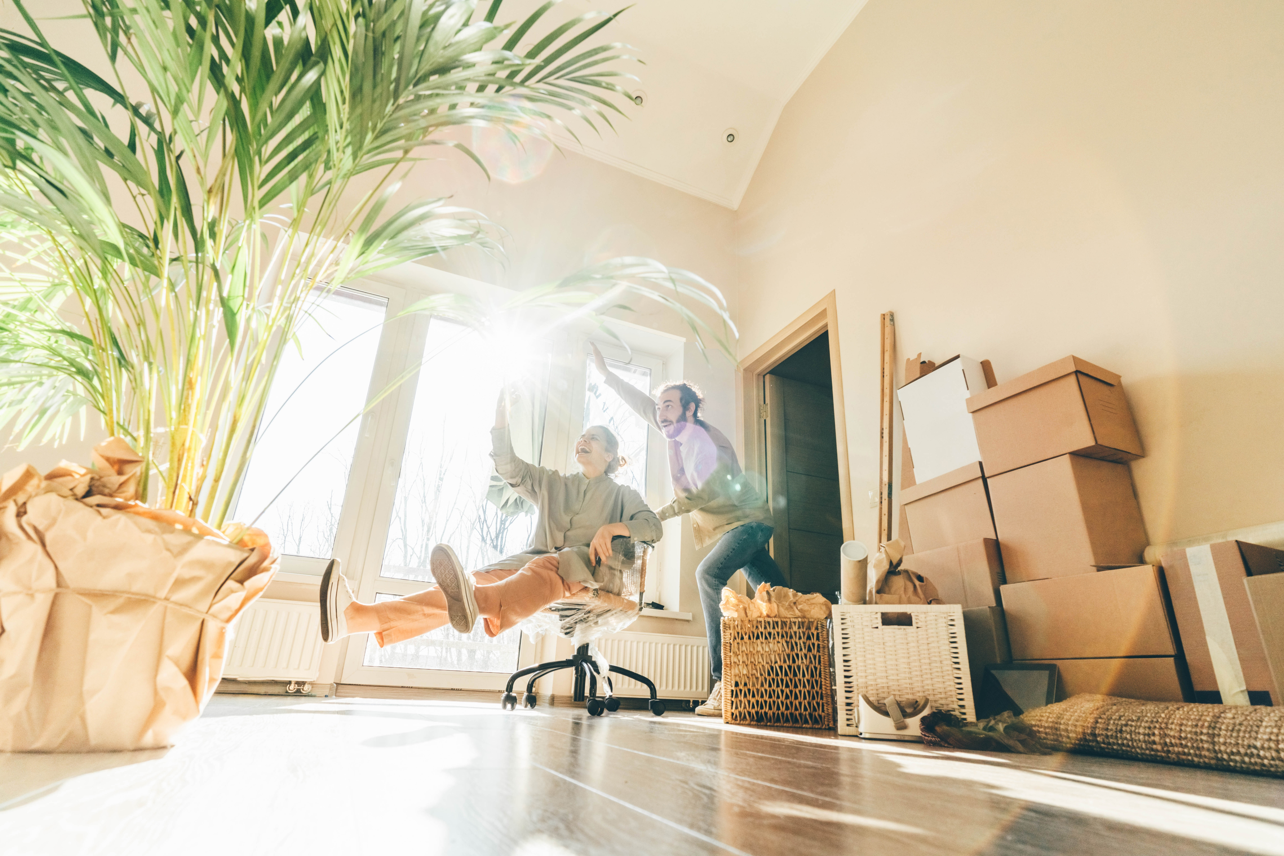 Casal jovem em casa nova depois de consolidar os créditos e ganhar folga no orçamento